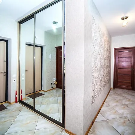 Spacious Near Vostok Metro Station Апартаменты *